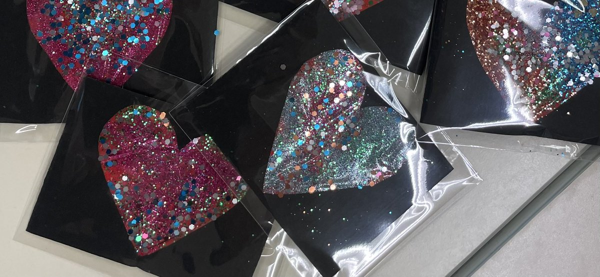 LVive1's tweet photo. Des petits cœurs plein de paillettes pour la fête des gens que l’on aime 🤩❤️🤩! #maternelle #petitesection #artsvisuels https://t.co/tF5WJkIf3c