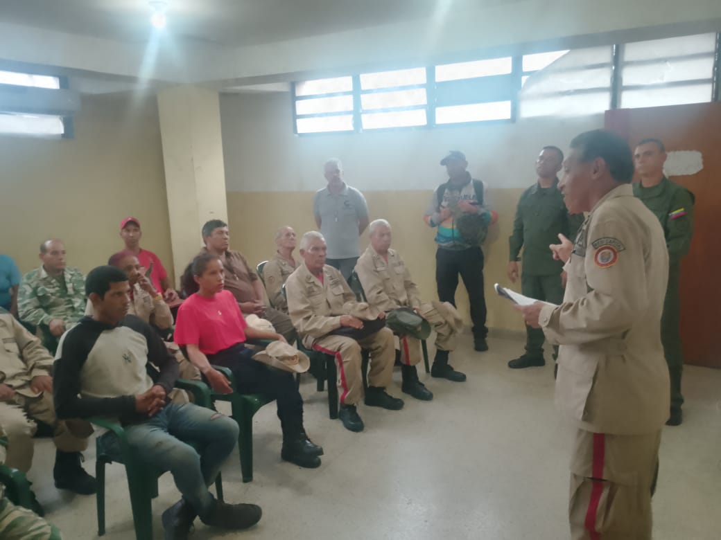 822Guaicamacuto's tweet photo. #8Febr Se efectuó Asamblea para debatir las #7T por una Venezuela Recuperada, con Bienestar Social en la jefatura civil de la Parroquia Urimare Sector Weekend en el Estado La Guaira, con la presencia de los concejos comunales para alcanzar Justicia Social.
#MiliciaBolivariana7T https://t.co/5jswVNxNzI