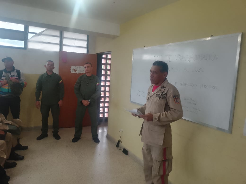 822Guaicamacuto's tweet photo. #8Febr Se efectuó Asamblea para debatir las #7T por una Venezuela Recuperada, con Bienestar Social en la jefatura civil de la Parroquia Urimare Sector Weekend en el Estado La Guaira, con la presencia de los concejos comunales para alcanzar Justicia Social.
#MiliciaBolivariana7T https://t.co/5jswVNxNzI