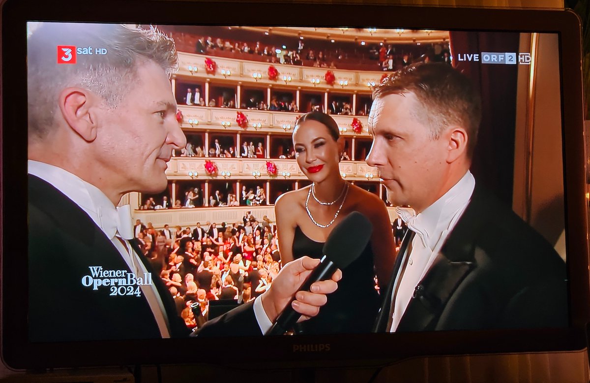 Walter_G__'s tweet photo. Alessandra Meyer-Wölden mit Ex - #OliverPocher 😅
#Opernball #Opernball2024 https://t.co/942eFvmdIl