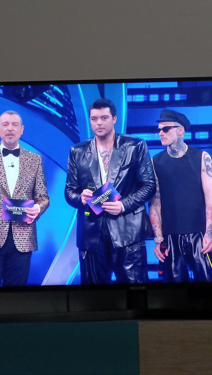 IlFreakonomico's tweet photo. Mamma: te lo prendo una taglia più grande sennò ti sfugge.

La taglia più grande:
#Sanremo2024 https://t.co/WEgFcbDiVs