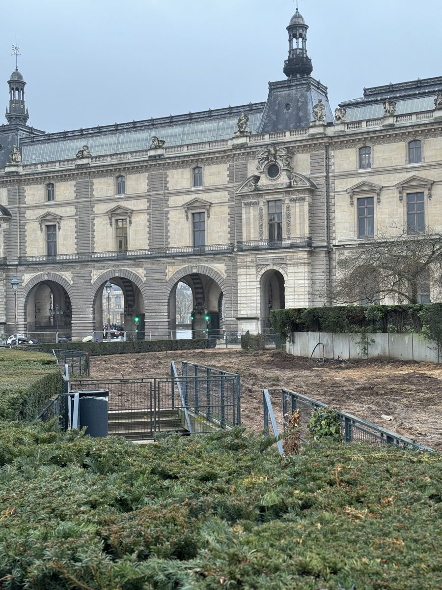 DanGamboaB's tweet photo. Es mi deber decirles que el lugar de cruising más antiguo del mundo —los jardines del Louvre— se encuentra en remodelación para los JJOO 2024.

Después de la Revolución en 1789, la vieja nobleza se venía aquí para tener encuentros sexuales con otros ciudadanos de París. 

🫡 https://t.co/1YxJcl385t
