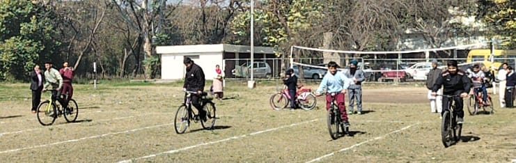 SchoolEduChd's tweet photo. first time for CWSN students of Govt schools. A tournament was held in the sport of badminton, softball, cycling and football. In badminton four players are selected for special Olympic. Students from #GRIID, #SOREM #pingalwada institutions took part in this meet.
@EduMinOfIndia
@ianuragthakur
@YASMinistry
@MinistryWCD
@cbseindia29
@chandigarh_admn