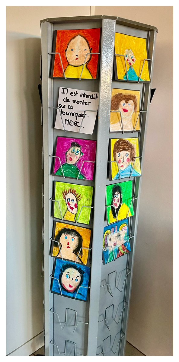 LVive1's tweet photo. Travail autour du portrait de la ps à la gs . Présentation sur un porte cartes ! Très bel écrin pour mettre en lumière leurs dessins #artsvisuels #maternelle #craiegrasse #dessin https://t.co/laNCOQkHtW