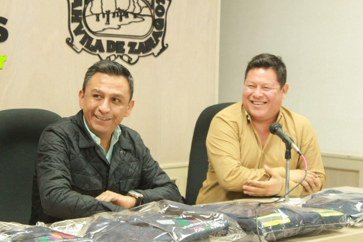 charro_rl's tweet photo. Preocupados y ocupados por la integridad de nuestro personal, esta tarde entregamos uniformes: Camisas, pantalones y botas de trabajo al personal de Barrido Manual para que desempeñen mejor sus labores.

@manolojim 
#PorMASSeguridadParaMujeresYNiñas
#JuntosLoHacemosMuchoMejor💪🏼✌🏼 https://t.co/nz6pxGtZQl