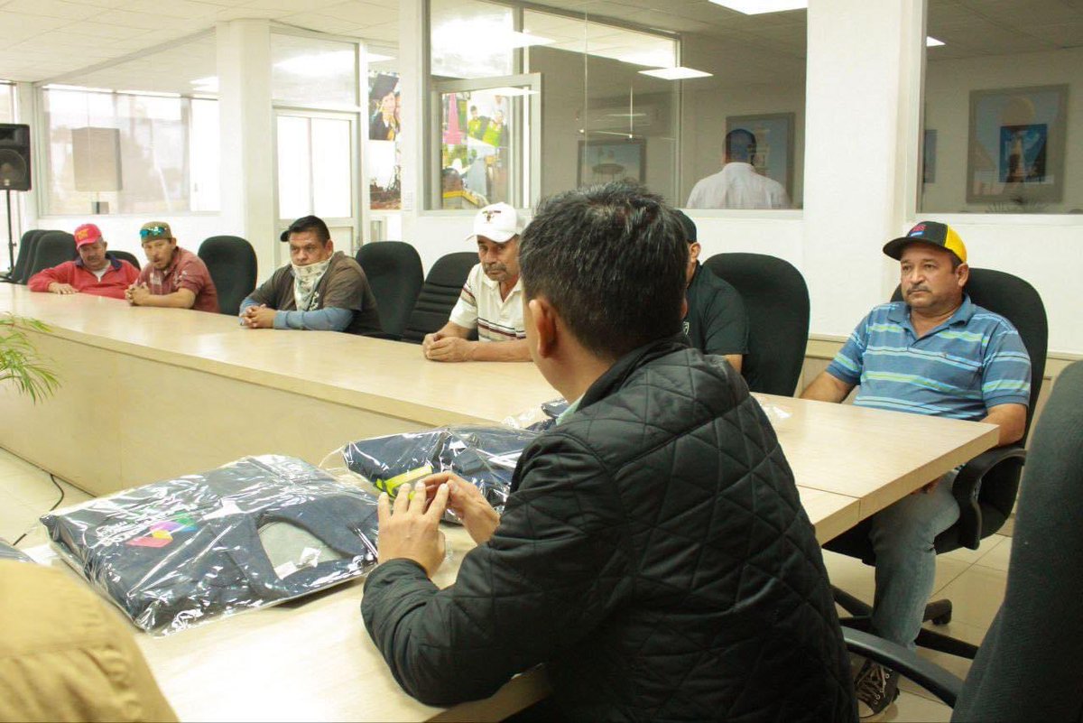 charro_rl's tweet photo. Preocupados y ocupados por la integridad de nuestro personal, esta tarde entregamos uniformes: Camisas, pantalones y botas de trabajo al personal de Barrido Manual para que desempeñen mejor sus labores.

@manolojim 
#PorMASSeguridadParaMujeresYNiñas
#JuntosLoHacemosMuchoMejor💪🏼✌🏼 https://t.co/nz6pxGtZQl