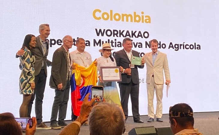 PROCOLOMBIACO's tweet photo. 🍫🏅 El cacao colombiano fue premiado con oro en el prestigioso concurso 'Cacao of Excellence'. Un especial reconocimiento para los cacacultores de #ElPaísDeLaBelleza 🇨🇴 que resalta la calidad de los productos de #OrigenColombiano en el mundo. 🌎 https://t.co/xLHzTew763