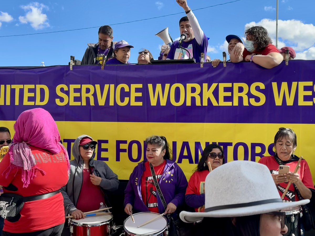 MarkJGonzalezLA's tweet photo. ¡Justicia para los janitors! ¡Ya basta con el abuso del inmigrante! Janitors deserve a fair living wage, better working conditions, a fair contract, a stop to immigrant abuse and to have respect and dignity in the work place.

L.A. is a union town! https://t.co/szvu4qZzIY