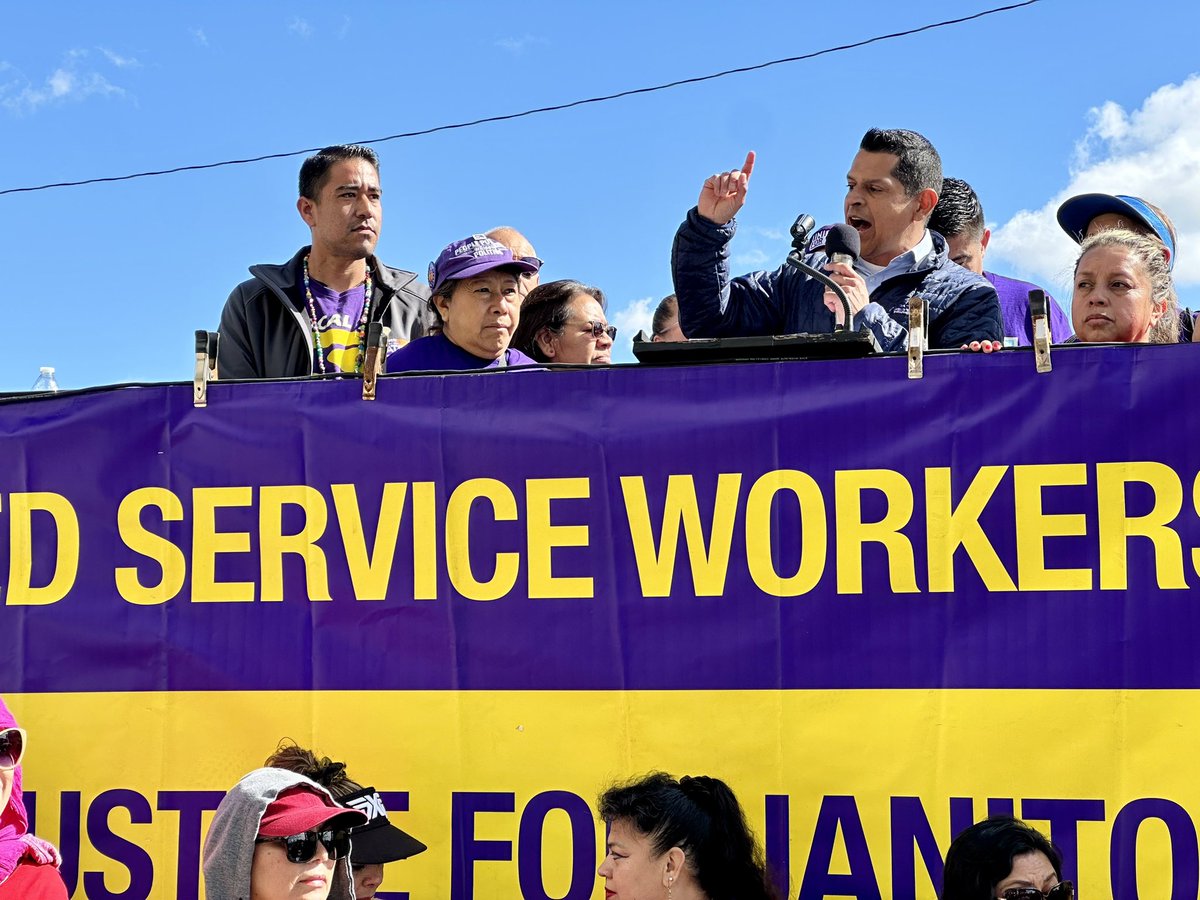 MarkJGonzalezLA's tweet photo. ¡Justicia para los janitors! ¡Ya basta con el abuso del inmigrante! Janitors deserve a fair living wage, better working conditions, a fair contract, a stop to immigrant abuse and to have respect and dignity in the work place.

L.A. is a union town! https://t.co/szvu4qZzIY