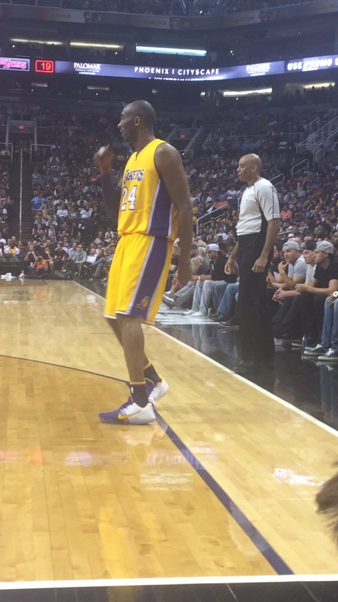 Joshlakers1003's tweet photo. @TheDunkCentral @kickscrew Being at his last game in az https://t.co/dZrbjSrpfF