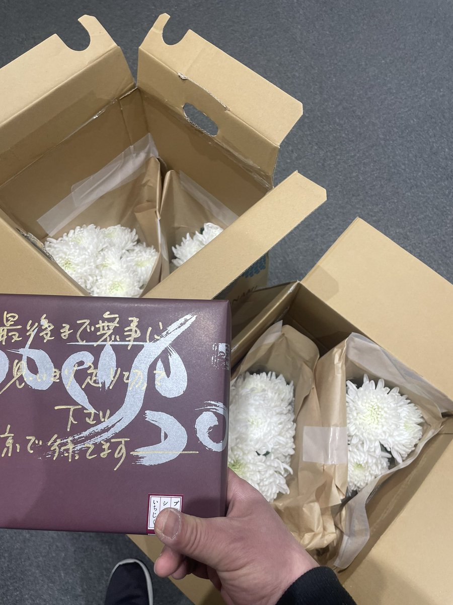 sato_masakazu's tweet photo. 福岡へ東京から菊の花が届いた。綺麗な綺麗な白い菊。今回も親しい花屋さんが、一番綺麗に散るような状態にして提供してくれた。花も喜んでるって。東京も福岡も。だからとても美しくていい匂いがするのです。あと4束。ありがとう！眺めてたら泣けてきたよ。

#MakeMeMe
#熱海殺人事件
#青春の会 https://t.co/sdcyoQxxu9