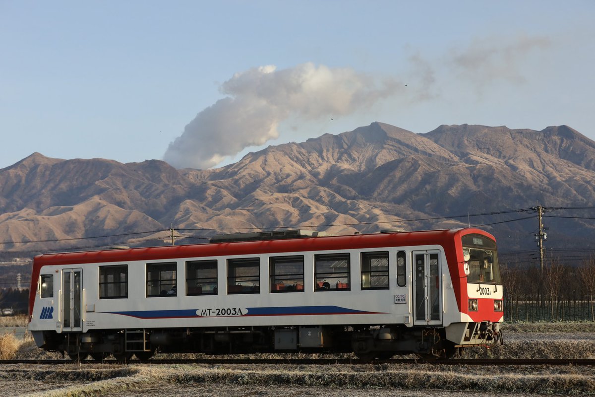 MARyusuge1's tweet photo. いよいよラストラン間近となったMT-2003A。
澄んだ空に阿蘇の噴煙🌋 あと何回チャンスあるかな?
#南阿蘇鉄道 #MT2000 https://t.co/OV1wPNHjVo