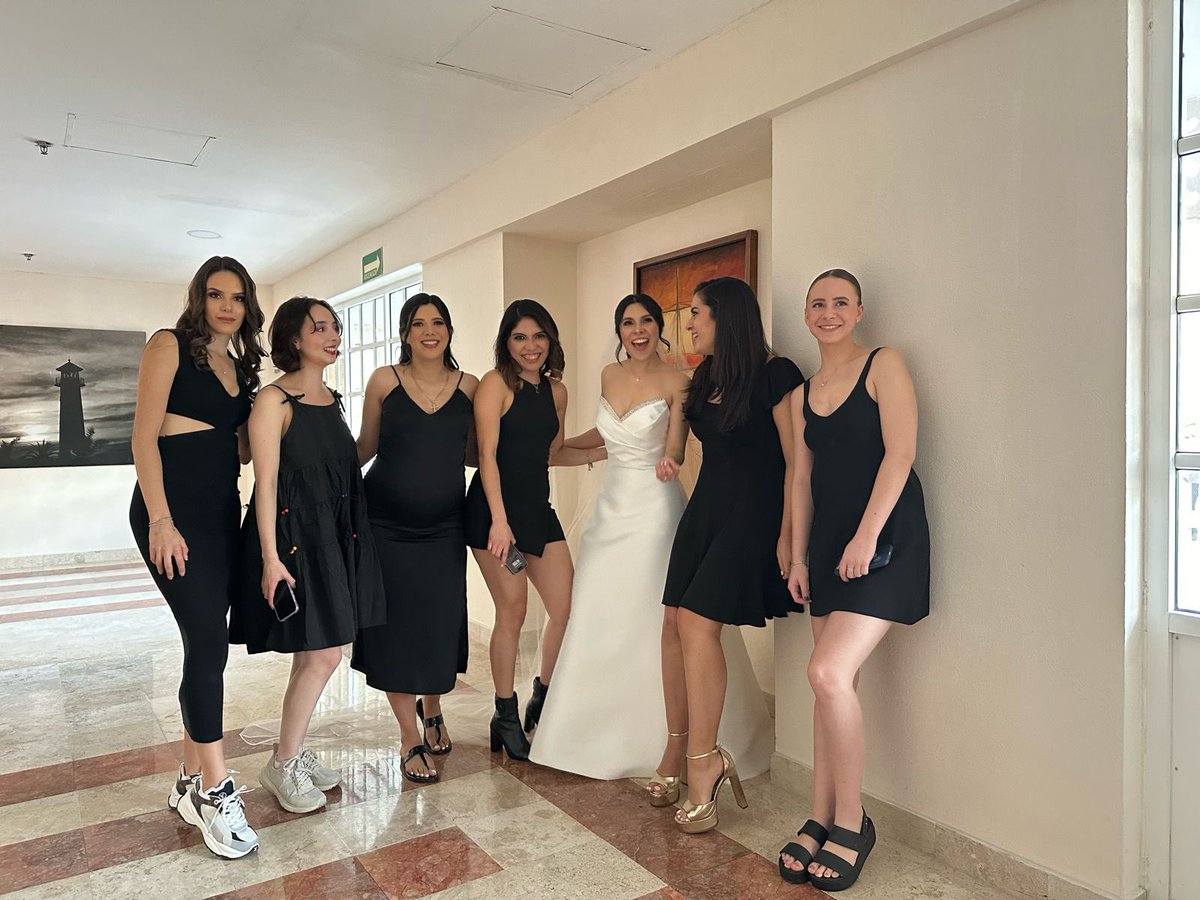adrianacanseco's tweet photo. Agradecida con la vida por las amigas que tengo🥺 todas pasaron mil cosas para poder estar ahí! Inventaron incapacidades, tomaron mil escalas, perdieron vuelos, movieron viajes, 8 meses de embarazo, fueron sin conocer a nadie 🩷 las amo para siempre https://t.co/BLQlg9sMc6