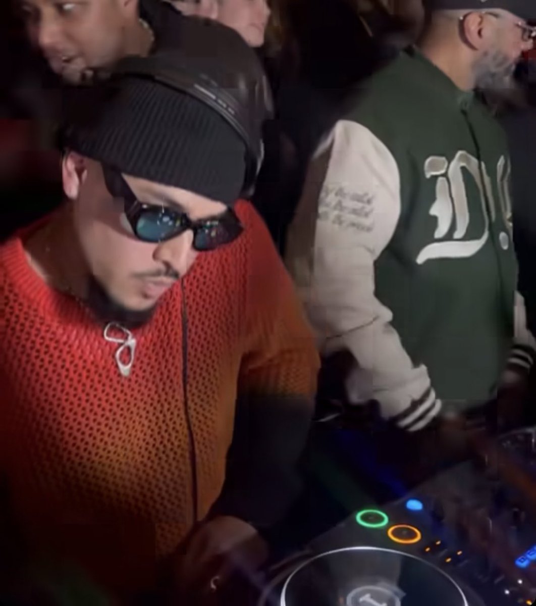 MajorGloryus's tweet photo. @joekay where can cop this dope sweater?!❤️🙏🏿🔥 #soulection #nyc https://t.co/prcdgC8OxC