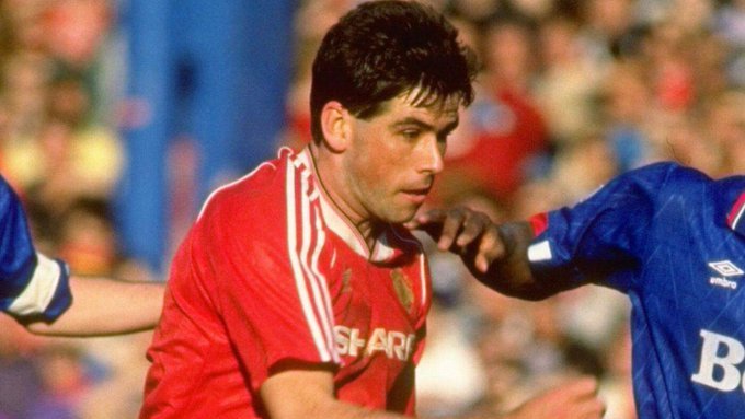 ExtremeFootbal4's tweet photo. The Top 4 Footballers who played for both Manchester United and Reading:
4. Luke Chadwick
3. Tyler Blackett
2. Neil Webb
1. John O'Shea
#MUNREA https://t.co/cubW6LUAe8