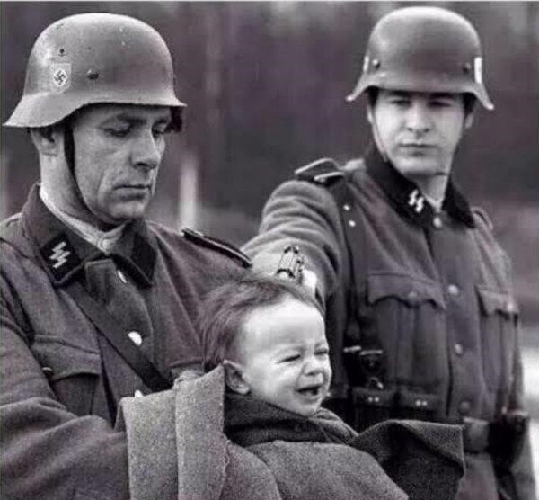 <a href="/PanCogito7/">Pan Cogito</a> Helmuty z Polskim dzieckiem