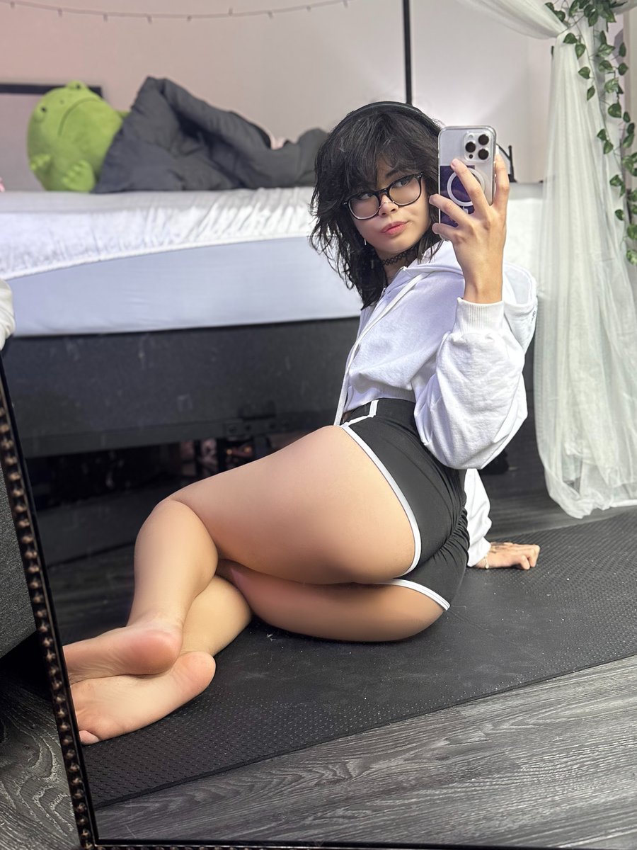 SlayzKiana's tweet photo. kiss or slap https://t.co/rsElnlQIGA