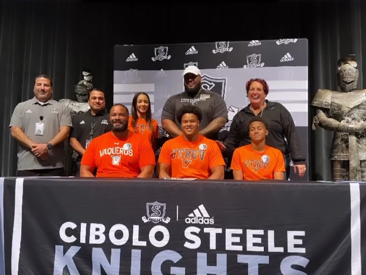 CoachJeff_CMS's tweet photo. Blessed to be a part of my guys amazing and very special moment!.. again congratulations @Ja1Y_jones99 💪🏾#CMSTraining #WeActive @Football_Steele https://t.co/rMwgStT0vY