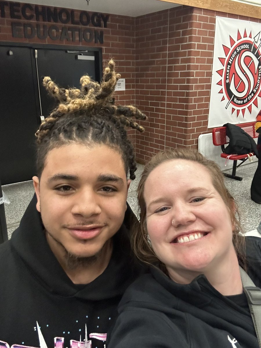 PernitesLibrary's tweet photo. Shout out to @roblanzsc for creating the catch at Salem. I got to be the mentor to this girl who I kept in touch with who just graduated early from @SalemHSVB !bonus: saw one of @ADownham and my student! https://t.co/hR5hpIMMrm