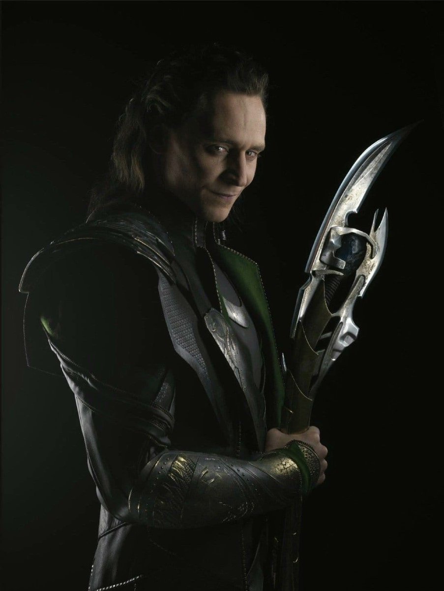 gloriosoucm's tweet photo. loki do filme dos vingadores com o cabelo de thor mundo sombrio?!?!?? AMEI 😭💚 https://t.co/yZpB7KYh1h