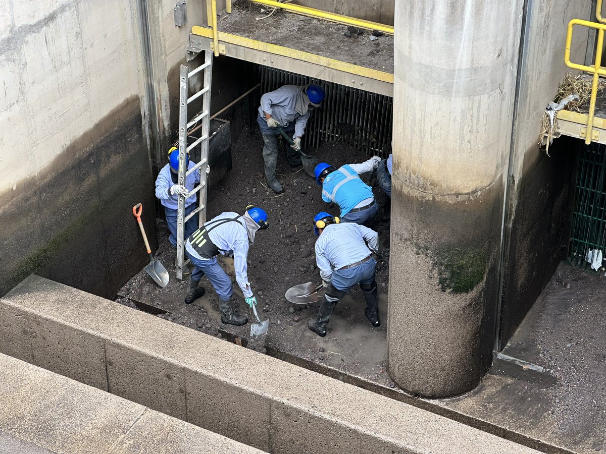 JaimeQuito6's tweet photo. Nos trasladamos a #Charcani en compañía del personal técnico de EGASA, con el fin de verificar el estado situacional de los diques el Cincel y Campanario. Asimismo, verificamos las acciones de limpieza de #Sedapar en la planta de tratamiento Miguel de la Cuba Ibarra. 1/2 https://t.co/9uPWJgqzNh