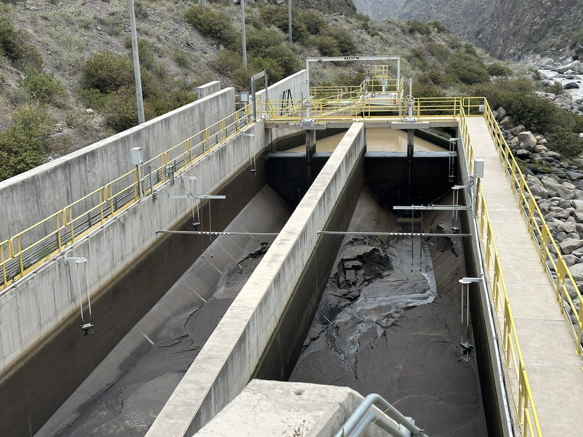 JaimeQuito6's tweet photo. Nos trasladamos a #Charcani en compañía del personal técnico de EGASA, con el fin de verificar el estado situacional de los diques el Cincel y Campanario. Asimismo, verificamos las acciones de limpieza de #Sedapar en la planta de tratamiento Miguel de la Cuba Ibarra. 1/2 https://t.co/9uPWJgqzNh