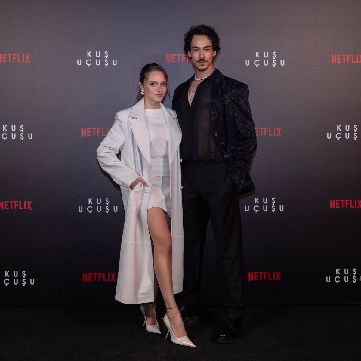 IstanbulNovart's tweet photo. Kuş Uçuşu for @netflixturkiye 

Creative Design and Production: @istanbulnovart
https://t.co/hX0MhDofhZ
Creative Director: Mehmet Pehlivan
https://t.co/BTqKbICSI7
Photographer: Uğurcan Tüzel
Line Producer: @kaan_kurtulus

#Netflix #BirceAkalay #MirayDaner #İremSak #NovartIstanbul https://t.co/ztXgyJ8MbV