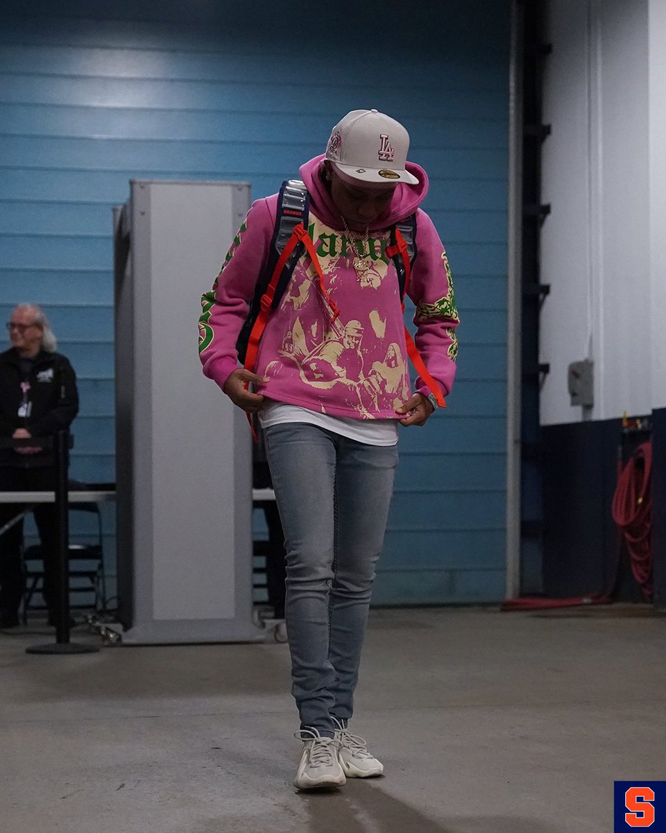 CuseWBB's tweet image. Pink Out tunnel walk 🩷🩷