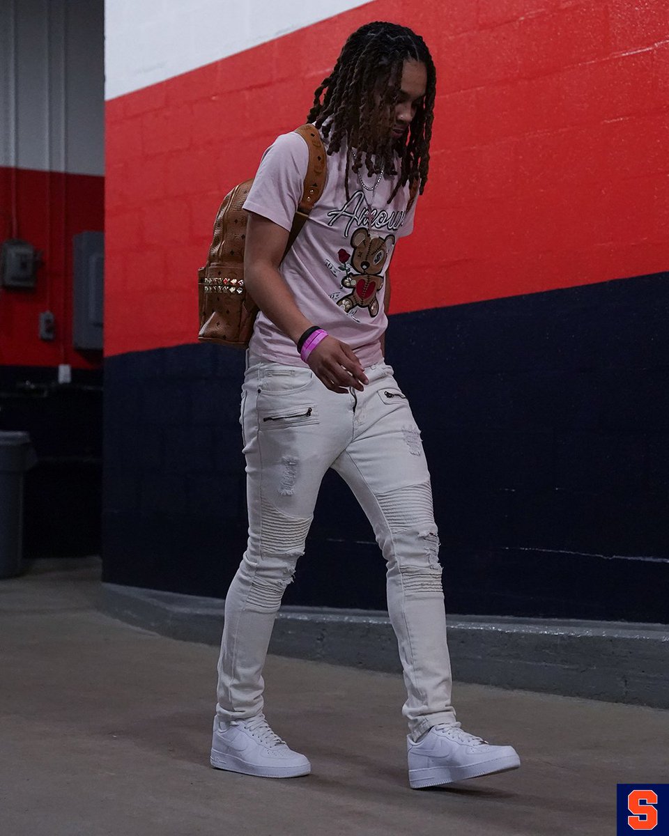 CuseWBB's tweet image. Pink Out tunnel walk 🩷🩷