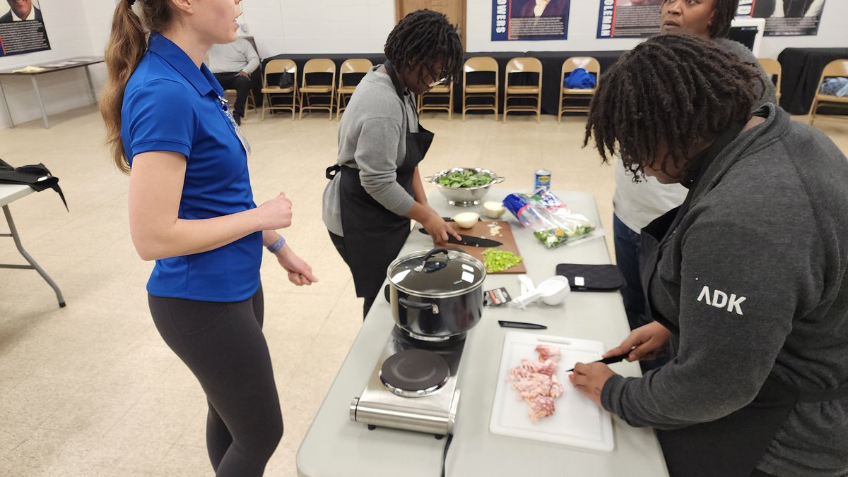 Only at the #ShawneeSatelliteOffice will you see <a href="/JCPSKY/">JCPS</a> students learning both #chess and how to #cook <a href="/JCPSDEP1/">JCPS Diversity, Equity, and Poverty Department</a> #CommunityCooks #chessacademy