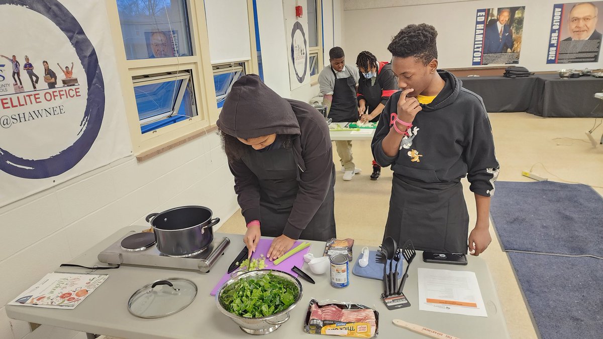 Mr_IanB's tweet photo. Only at the #ShawneeSatelliteOffice will you see @JCPSKY students learning both #chess and how to #cook @JCPSDEP1 #CommunityCooks #chessacademy https://t.co/CwXs9zcxvC