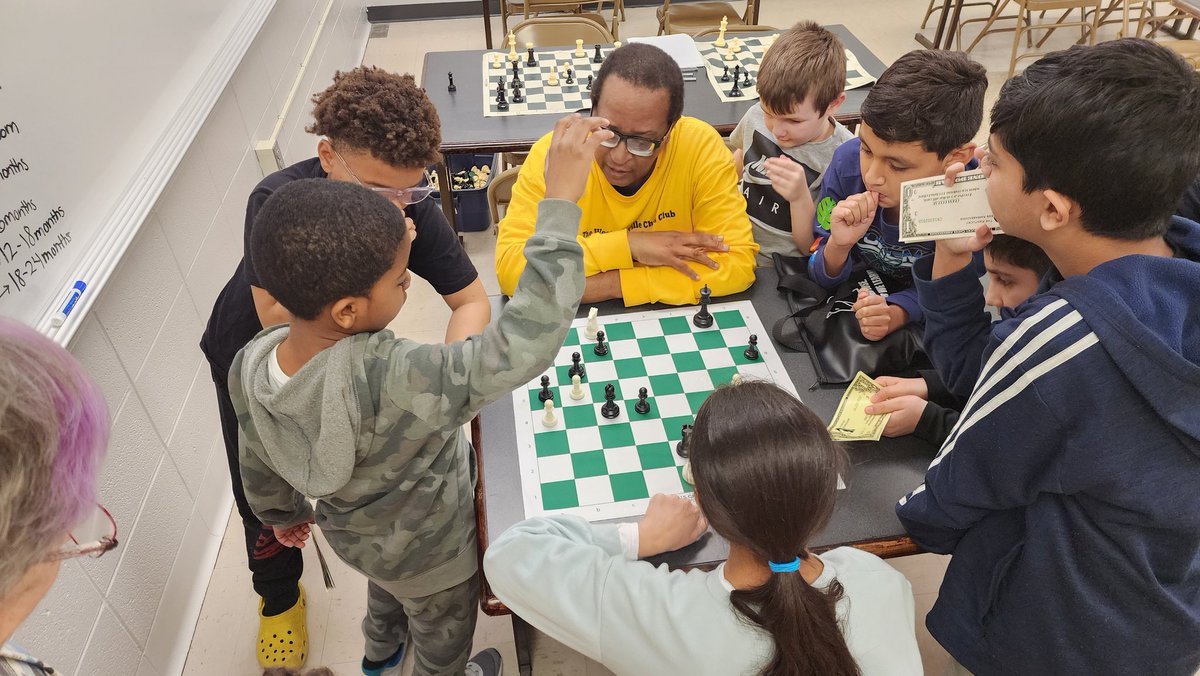 Mr_IanB's tweet photo. Only at the #ShawneeSatelliteOffice will you see @JCPSKY students learning both #chess and how to #cook @JCPSDEP1 #CommunityCooks #chessacademy https://t.co/CwXs9zcxvC