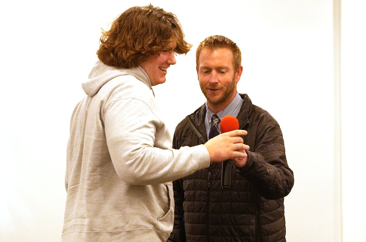 vcspreps's tweet photo. More than 20 local seniors were honored Wednesday, when Ventura County Football Coaches Association held its Signing Day Luncheon in Newbury Park. With Photo Gallery.
https://t.co/UEK7GBKzK5 https://t.co/YYUT6IcBJf