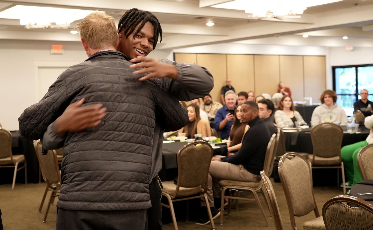 vcspreps's tweet photo. More than 20 local seniors were honored Wednesday, when Ventura County Football Coaches Association held its Signing Day Luncheon in Newbury Park. With Photo Gallery.
https://t.co/UEK7GBKzK5 https://t.co/YYUT6IcBJf