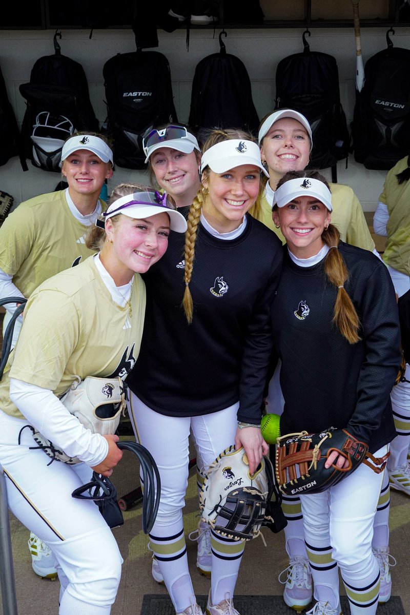 And just like that 𝒉𝒊𝒔𝒕𝒐𝒓𝒚 𝒉𝒂𝒔 𝒃𝒆𝒆𝒏 𝒎𝒂𝒅𝒆 | @WoffordSoftball x #SoConSB - Shoutout to the Terriers for their first game in program history 🤩