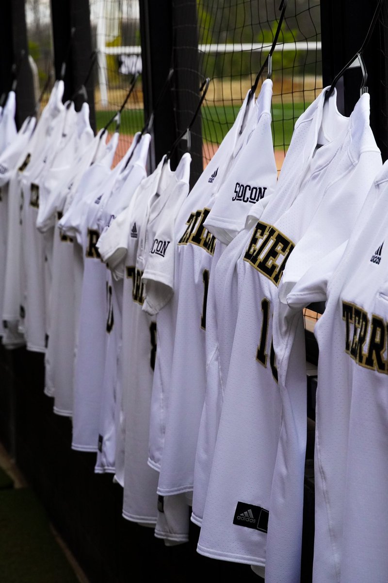 SoConSports's tweet photo. And just like that 𝒉𝒊𝒔𝒕𝒐𝒓𝒚 𝒉𝒂𝒔 𝒃𝒆𝒆𝒏 𝒎𝒂𝒅𝒆 | @WoffordSoftball x #SoConSB 
-
Shoutout to the Terriers for their first game in program history 🤩 https://t.co/cX1UAOaZrg