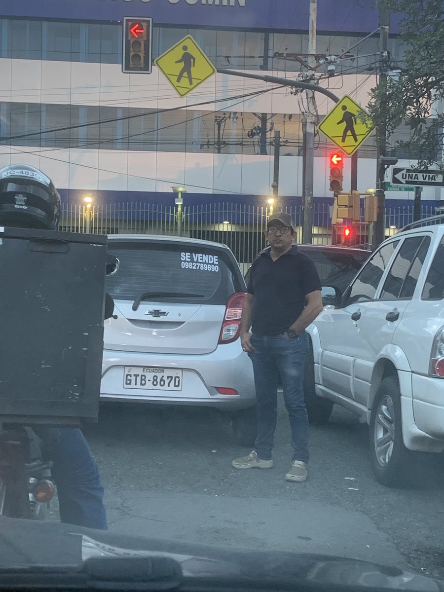 LeslieVCM's tweet photo. Dueños de la calle, siempre lo mismo , y las autoridades brillan por su ausencias @ATM_Transito @ATMGuayaquil @ATMresponde @atm https://t.co/dqiC8wUTKq