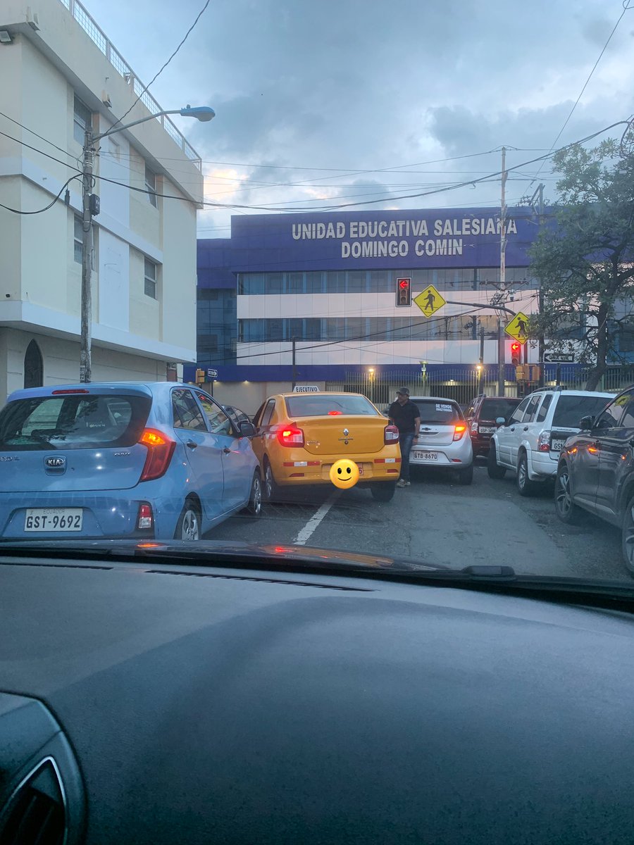 LeslieVCM's tweet photo. Dueños de la calle, siempre lo mismo , y las autoridades brillan por su ausencias @ATM_Transito @ATMGuayaquil @ATMresponde @atm https://t.co/dqiC8wUTKq