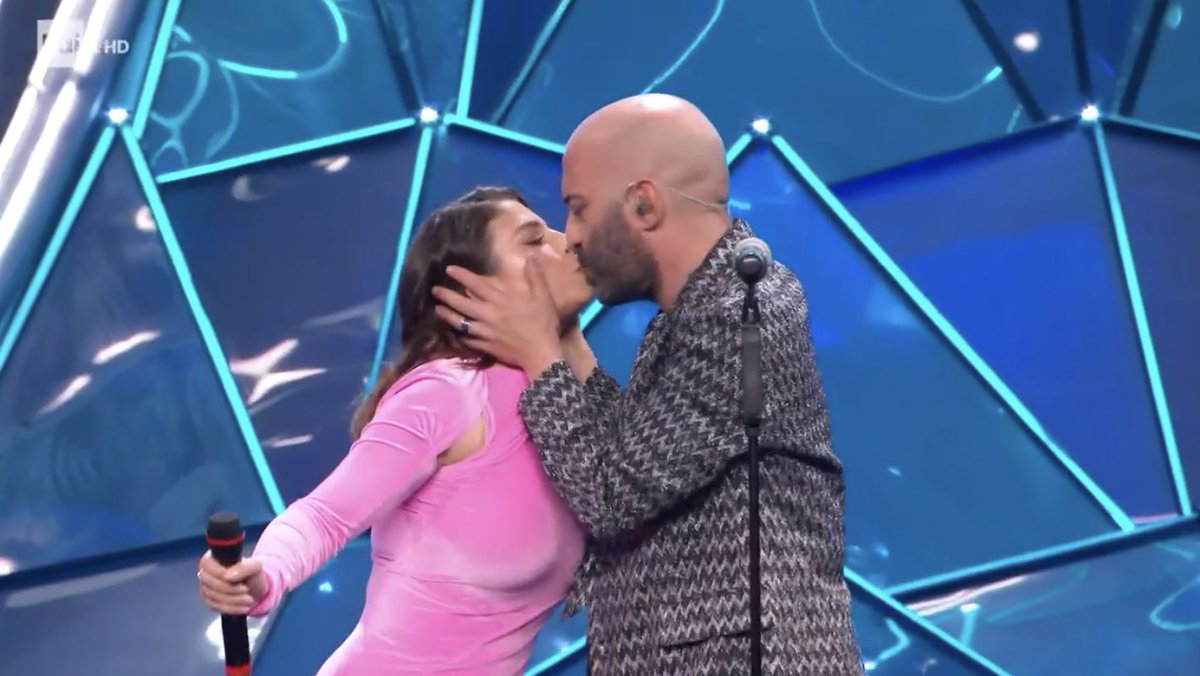 isorrisidiem's tweet photo. EMMA CHE SI PORTA LA MATITA ENTRA CON GLI OCCHIALI DA SOLE INDOSSA LE SCARPE ROSSE BACIA GIULIANO IN BOCCA E SBANCHIAMO AL FANTASANREMO REGINA #Sanremo2024 https://t.co/HlNgPpFD0g