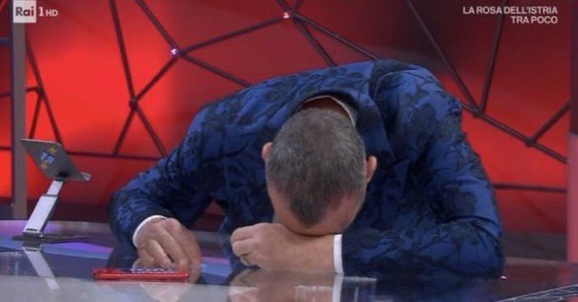 esagerat4's tweet photo. “I maschi delle formiche tagliafoglie dopo l’accoppiamento muoiono, perché non servono più. Nemmeno hanno il problema degli ex.”
“Il tuo ex che fine ha fatto?”
“È morto”
“E l’altro?”
“Questione di ore” 
QUESTA GRANDISSIMA DONNA
#Sanremo2024 https://t.co/woILXxuBpV