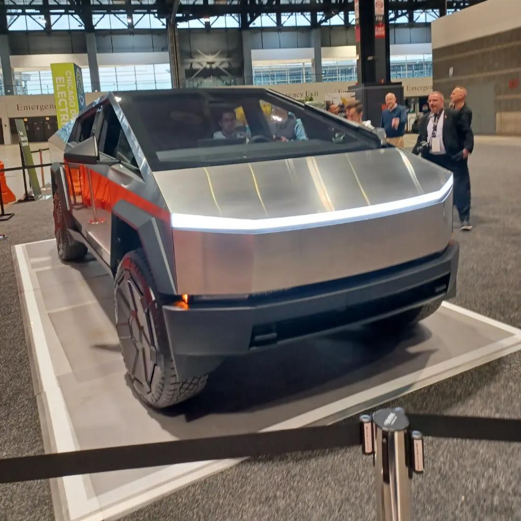 TechMobilityPod's tweet photo. From the floor of the 2024 Chicago Auto Show - Tesla Cybertruck, Tesla Model 3, Lucid Air sedan. #Tesla #lucid #lucidmotors #teslacybertruck, #teslamodel3, #lucidair, #lucidsedan #techmobilitypod #techmobilityshow #techmobilitytopics #chicagoautoshow2024 https://t.co/6jlJFzpVIt