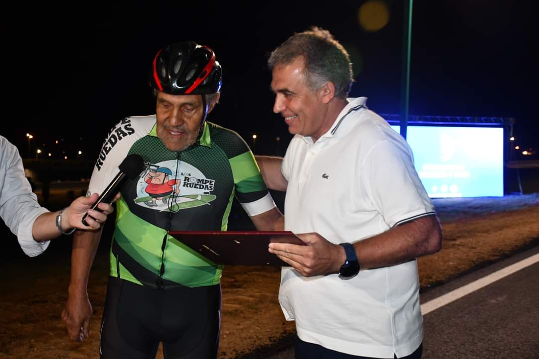 comuna33's tweet photo. 👉 Otro momento emotivo en inauguración de la pista profesional de ciclismo.
👉 Entrega de reconocimientos a Intendente  Mario Silvera  y al Scrio. Gral. Horacio Bordón de parte del CCS Barrio Artigas, Agrup. Cic. Master y Dir. Nac. de Deportes Federados, Eduardo Ulloa. https://t.co/52G0o8K4GW