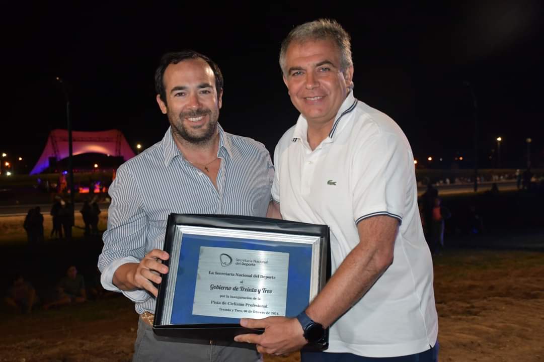 👉 Otro momento emotivo en inauguración de la pista profesional de ciclismo.
👉 Entrega de reconocimientos a Intendente  Mario Silvera  y al Scrio. Gral. Horacio Bordón de parte del CCS Barrio Artigas, Agrup. Cic. Master y Dir. Nac. de Deportes Federados, Eduardo Ulloa.
