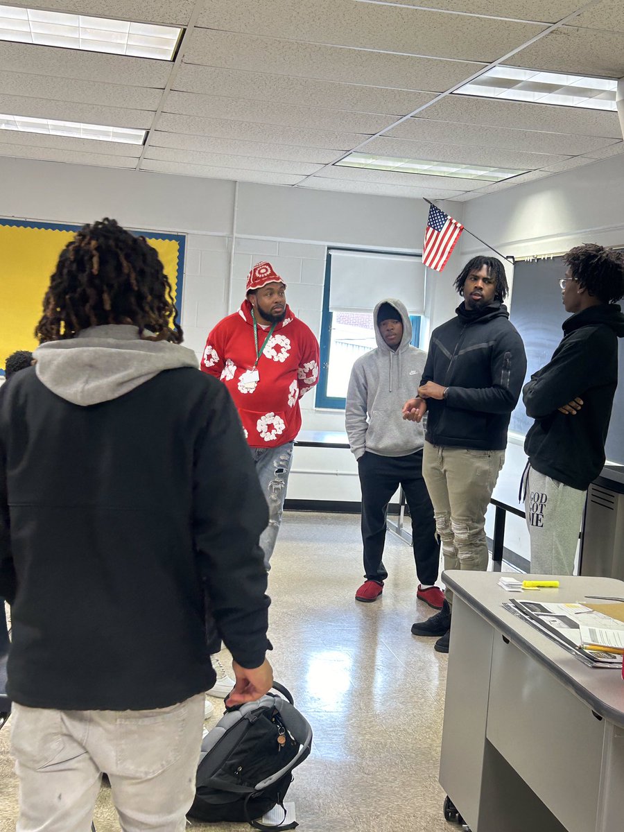 kyonia_dow's tweet photo. Todays men of quality session discussed the importance of networking & understanding community. These young men have goals. Now they are working on knowing what resources they need to accomplish those goals! Great work. #Fairdale4Life #MenofQuality https://t.co/KLnXWj9mNR