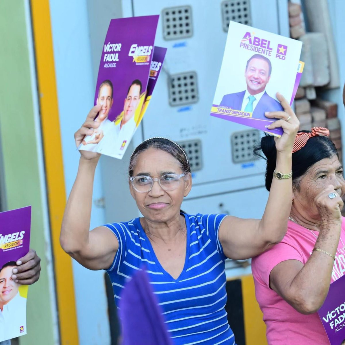 Gonzalo2028RD's tweet photo. IAHORAI

En la #Circ3 de Santiago, reciben con alegría y entusiasmo al alcalde que se convertirá en su presidente y al diputado que se convertirá en su alcalde.⭐️

¡Aqui se vota #MoraoEnTodo! 💜✌🏻

#AbelPresidente
#VictorAlcalde https://t.co/vWStNCXIHe