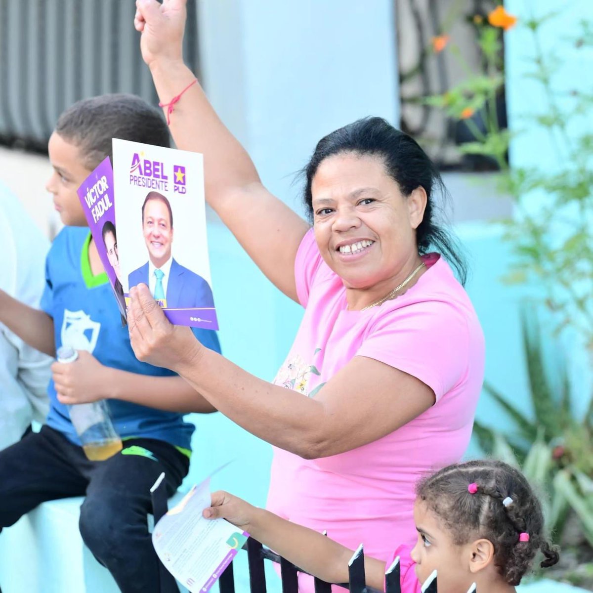 Gonzalo2028RD's tweet photo. IAHORAI

En la #Circ3 de Santiago, reciben con alegría y entusiasmo al alcalde que se convertirá en su presidente y al diputado que se convertirá en su alcalde.⭐️

¡Aqui se vota #MoraoEnTodo! 💜✌🏻

#AbelPresidente
#VictorAlcalde https://t.co/vWStNCXIHe