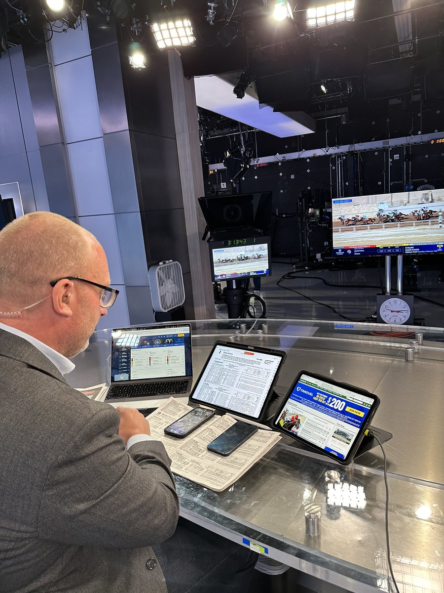 Five devices and a <a href="/DailyRacingForm/">Daily Racing Form</a> for <a href="/FanDuelTVSimon/">Simon Bray</a>! #Dedication #LordofTheLawn #WatchAndLearn #NoDaysOff #Studio #Lights #BoxFan