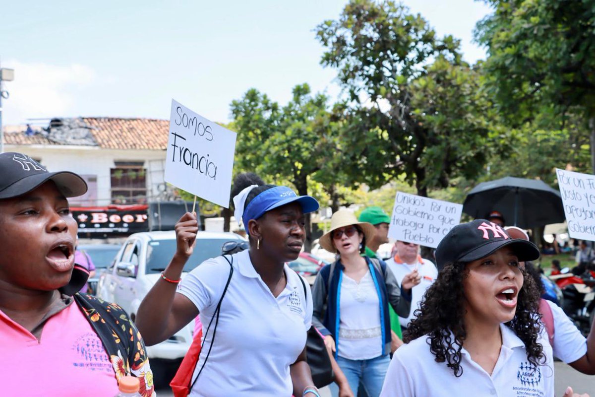 renacientes's tweet photo. En Santander de Quilichao nos movilizamos junto a la @ASOM_CAUCA para respaldar el gobierno popular y legítimo de @petrogustavo y @FranciaMarquezM “El Gobierno Popular se respeta” Carajo! ✊🏾🔥👩🏾🦱
Por la #Paz y la #Dignida https://t.co/IJQapdn3R1