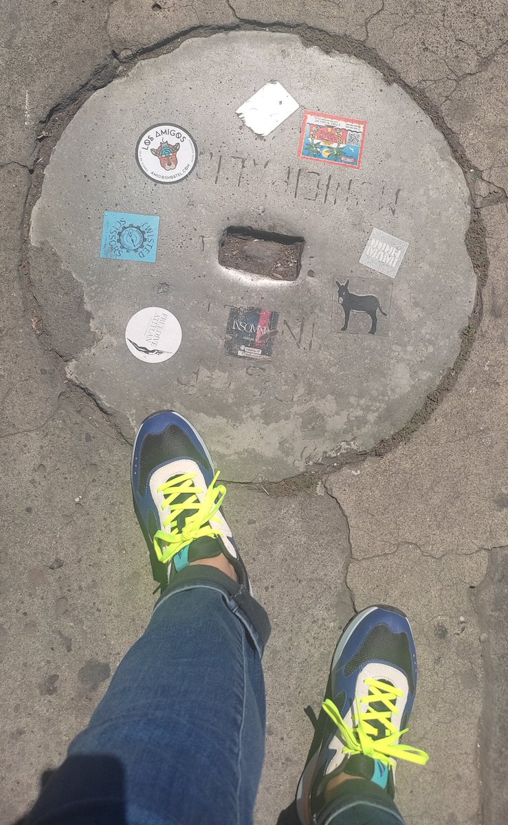 Pattynm's tweet photo. Vestirme de gala cuando lo mío son los jeans y tenis! https://t.co/mmG39qJ5CU
