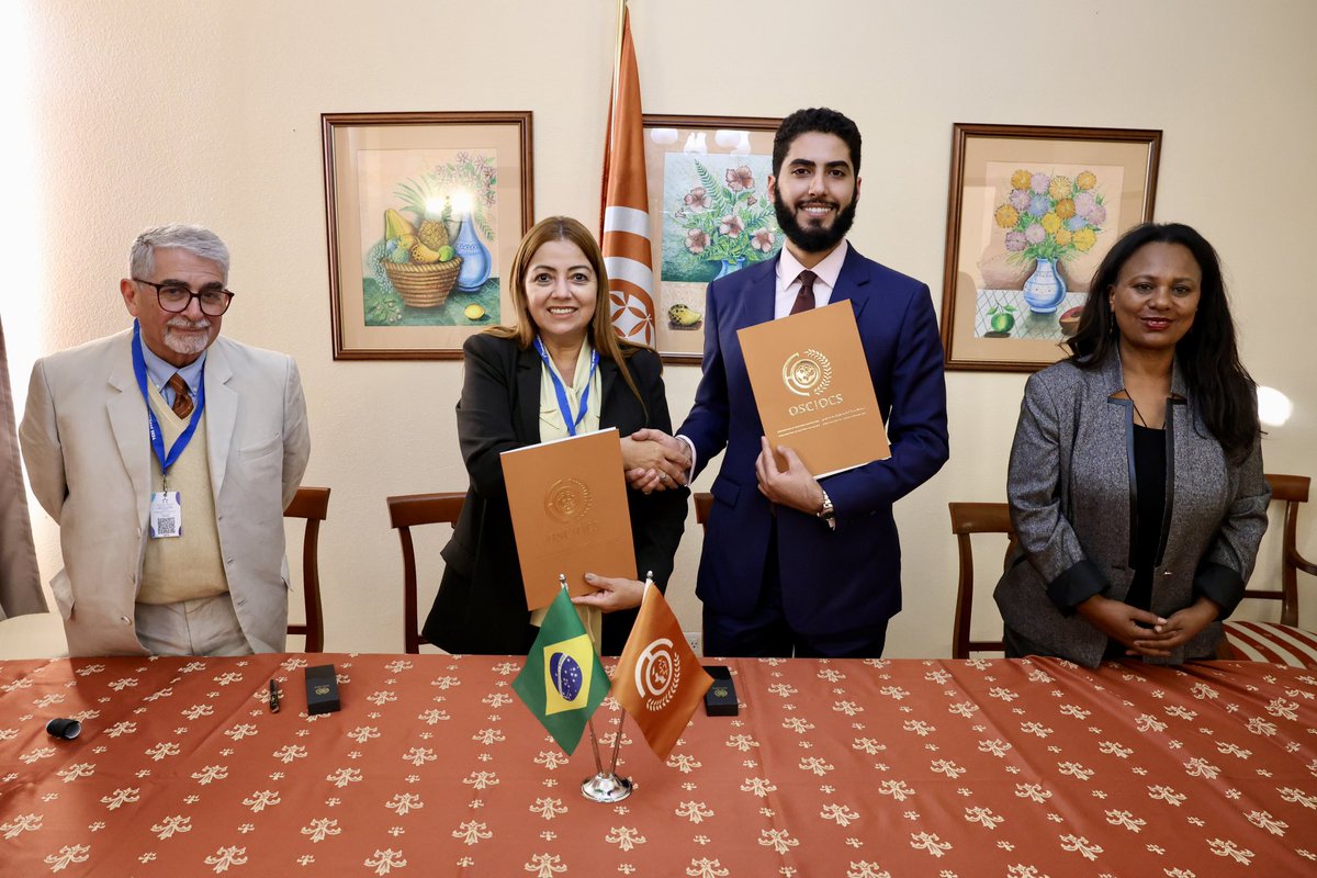 OSC_OCS's tweet photo. A historic step for the integration of our countries of the #South to build #TheEducationWeNeed 

Today a Memorandum of Understanding was signed between the Organisation of Southern Cooperation #OSC and the International Cooperation Group of Brazilian Universities @GcubBrasil which provides up to 400 annual scholarships for master's and doctoral degrees to our youth from the universities of the OSC member states to study in Brazil.

A concrete agreement to shape #TheFutureWeWant through a #ThirdWayOfDevelopment, from the South, for Humanity.
